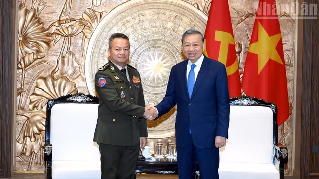 El secretario general del Partido Comunista de Vietnam y presidente del país, To Lam, y el general Tea Seiha, viceprimer ministro y ministro de Defensa de Camboya.