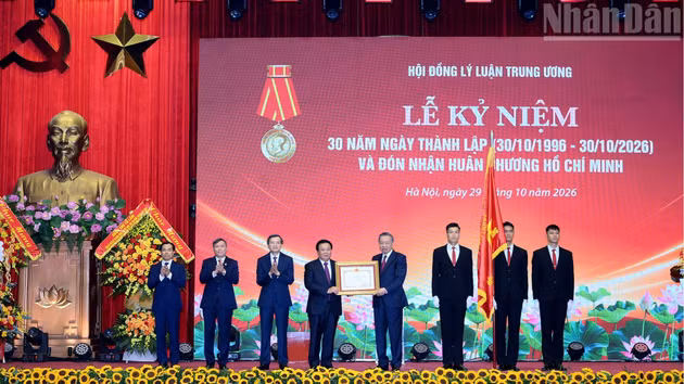 El secretario general del Partido Comunista y presidente de Vietnam, To Lam, entrega la Orden Ho Chi Minh al Consejo Teórico Central. (Foto: Dang Khoa)
