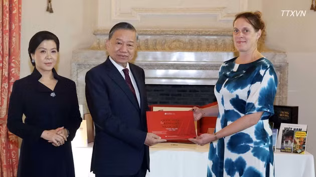 [Foto] Máximo dirigente vietnamita y su esposa donan libros a la Biblioteca Real de Bélgica