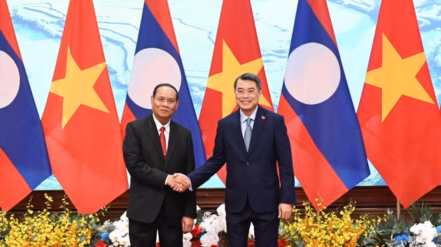 El primer ministro vietnamita, Le Minh Hung, y miembro permanente del Secretariado del Comité Central del Partido Popular Revolucionario de Laos, Vilay Lakhamfong.