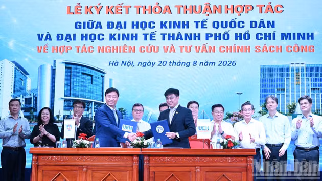 Bui Duc Tho, secretario del Comité del Partido y director de la Universidad Nacional de Economía, y Bui Quang Hung, secretario del Comité del Partido y director de la Universidad de Economía de Ciudad Ho Chi Minh, firman un acuerdo de cooperación en investigación y asesoramiento sobre políticas públicas entre ambos centros educativos.