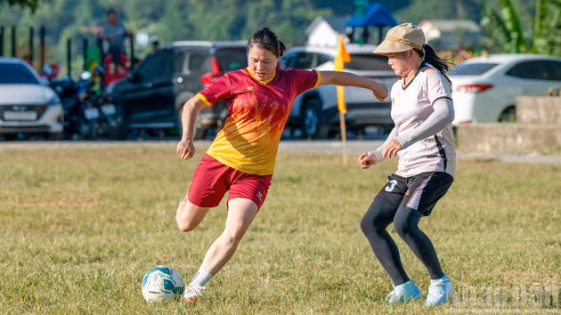 Con orgullo, no solo defienden los colores de Nam Tuan, sino también representan a las mujeres de las zonas montañosas que compaginan las responsabilidades familiares y laborales con su pasión por el fútbol.
