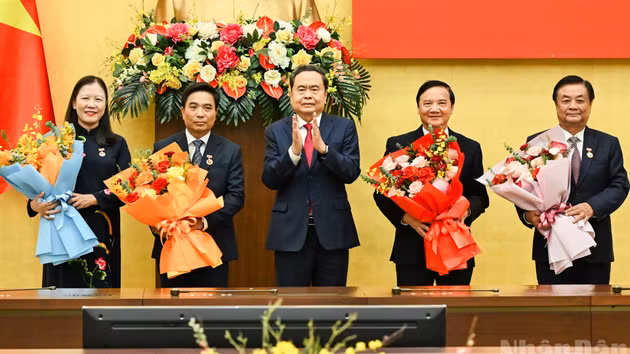 [Foto] Legislador vietnamita entrega insignias por 35 años de membresía del PCV a dirigentes de Asamblea Nacional