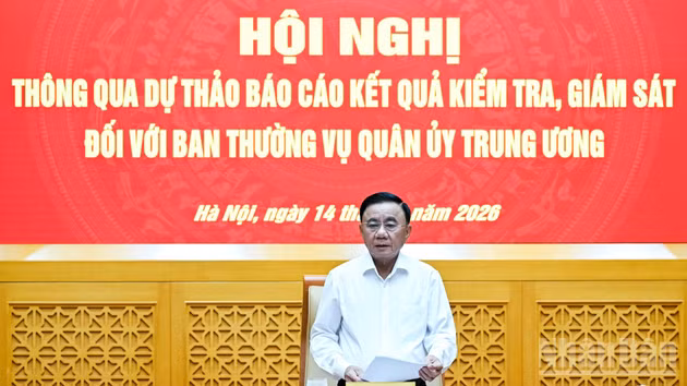 Tran Cam Tu, miembro permanente del Secretariado del Comité Central del PCV y jefe del equipo de inspección y supervisión n.º 221 del Buró Político y del Secretariado del PCV, preside la cita. (Foto: Duy Linh)