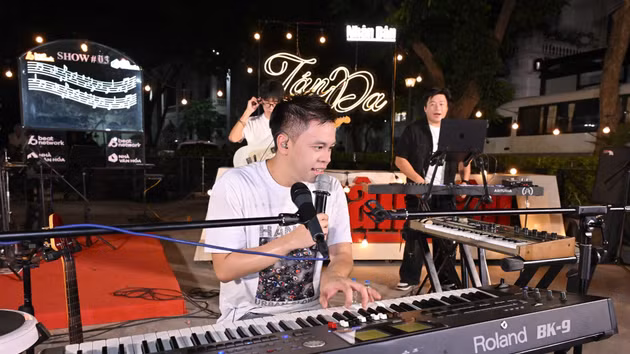 El cantante Vinh Khuat interpreta la canción “Demasiado tiempo”.