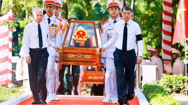 El primer ministro vietnamita, Le Minh Hung, y el expresidente Nguyen Minh Triet trasladan los restos de los mártires para darles sepultura en el Cementerio de los Mártires de Ciudad Ho Chi Minh.
