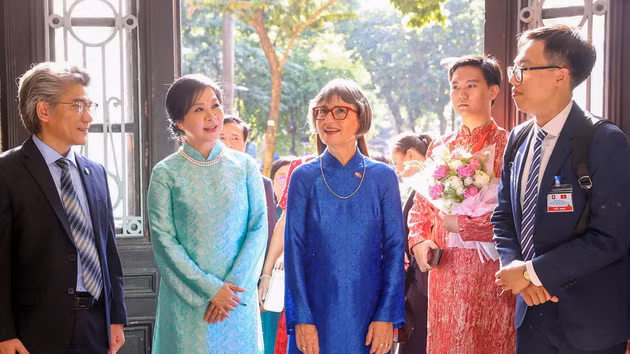[Foto] Esposas de líder de Vietnam y Suiza visitan la Universidad de Farmacia de Hanói