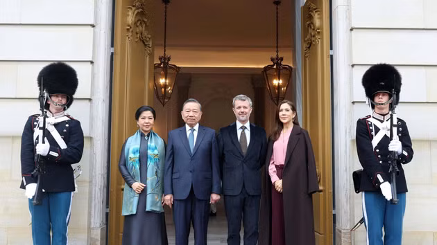 [Foto] Reyes de Dinamarca presiden acto de despedida del mandatario vietnamita