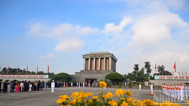 [Foto] Dirigentes del Partido y del Estado rinden homenaje al Presidente Ho Chi Minh