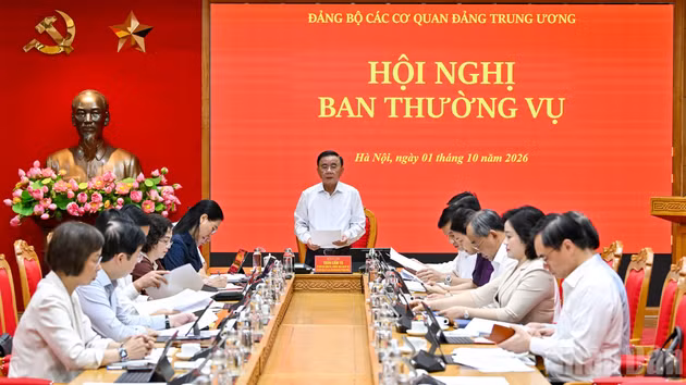 El integrante del Buró Político y miembro permanente del Secretariado del Comité Central del Partido Comunista de Vietnam, Tran Cam Tu, interviene en la reunión.