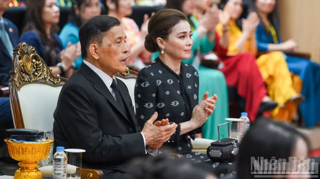 El Rey de Tailandia, Maha Vajiralongkorn Phra Vajiraklaochaoyuhua, y la Reina Suthida Bajrasudhabimalalakshana, en la Universidad de Hanói.