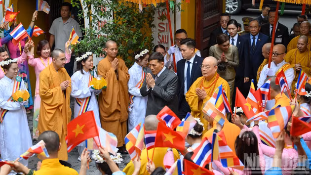 [Foto] Los Reyes de Tailandia asisten a ceremonia de oración por la paz en pagoda de Quan Su
