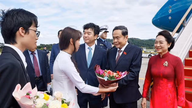 [Foto] Máximo legislador de Vietnam llega a Corea del Sur para visita oficial