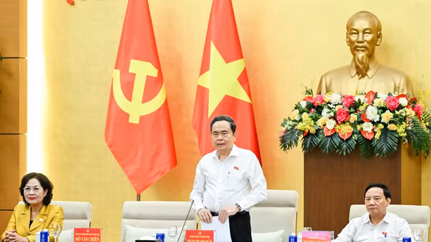 Tran Thanh Man, secretario del Comité del Partido Comunista de Vietnam en la Asamblea Nacional y presidente de esta entidad, interviene en la reunión.