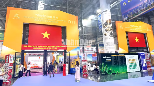 Con un diseño resplandeciente, el pabellón de Vietnam atrae la mirada de quienes visitan la sección internacional de la gran feria.