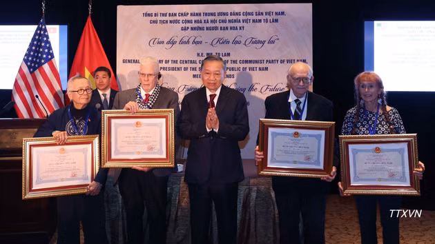 El secretario general del Partido Comunista y presidente de Vietnam, To Lam, condecora con la Medalla de Amistad a amigos estadounidenses.