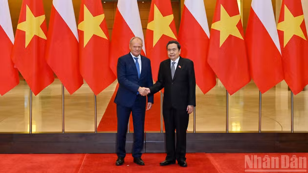 El presidente de la Asamblea Nacional de Vietnam, Tran Thanh Man (derecha), y el primer ministro de Polonia, Donald Tusk.