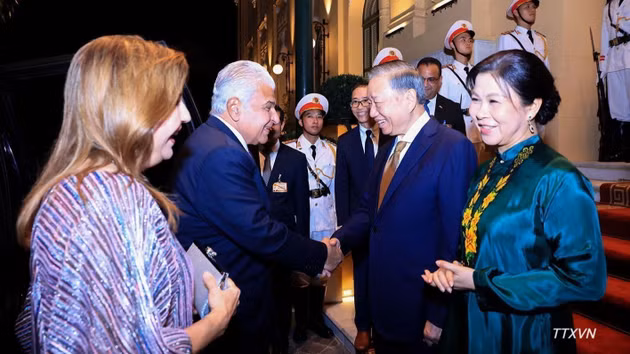 El secretario general del Partido Comunista y presidente de Vietnam, To Lam, y su esposa, Ngo Phuong Ly, reciben al presidente de Panamá, José Raúl Mulino, y su esposa, Maricel Cohen de Mulino.