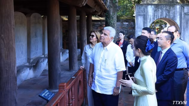 El presidente de Panamá, José Raúl Mulino, y su esposa observan las estelas doctorales en el templo.