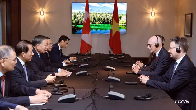 Vista de la conversación entre el secretario general del Partido Comunista y presidente de Vietnam, To Lam, y el profesor Graham Carr, rector de la Universidad Concordia de Canadá.