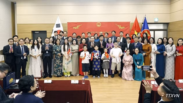 [Foto] Dirigente vietnamita se reúne con compatriotas en Corea del Sur