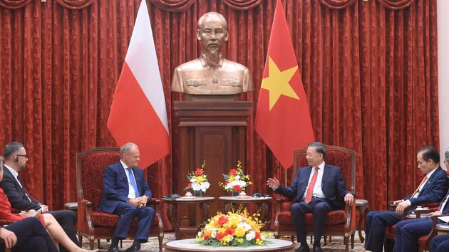 Reunión entre el secretario general del Partido Comunista y presidente de Vietnam, To Lam, y el primer ministro de Polonia, Donald Tusk.