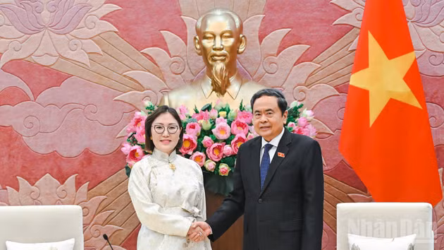 El presidente de la Asamblea Nacional de Vietnam, Tran Thanh Man, y la embajadora de Mongolia en el país, Hulan Ganbaatar.