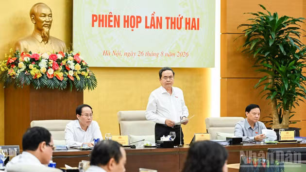 Tran Thanh Man, presidente de la Asamblea Nacional de Vietnam y jefe del Comité Directivo para la Revisión general del sistema de documentos jurídicos, interviene en la reunión.