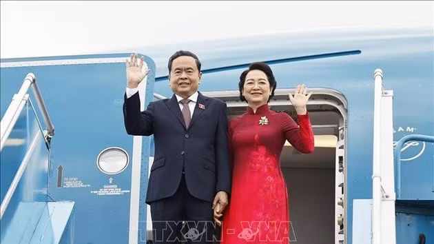 [Foto] Dirigente parlamentario parte de Hanói para visitas oficiales a Corea del Sur y Mongolia
