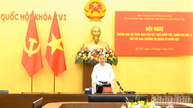 El secretario general del Partido Comunista (PCV) y presidente de Vietnam, To Lam, jefe del equipo de inspección y supervisión n.º 218 del Buró Político del Comité Central del PCV, conduce la conferencia.
