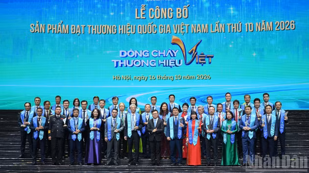 Le Quoc Minh, miembro del Comité Central del Partido Comunista de Vietnam, presidente-editor del periódico Nhan Dan (Pueblo), subjefe de la Comisión de Comunicación y Educación del Comité Central del Partido y presidente de la Asociación de Periodistas Vietnamitas, otorga la placa de reconocimiento del programa a las empresas merecedoras.