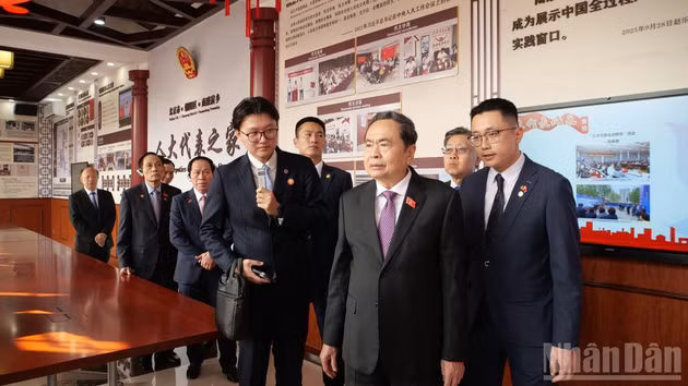 [Foto] Presidente de Asamblea Nacional vietnamita recorre modelo legislativo en distrito pekinés de Chaoyang