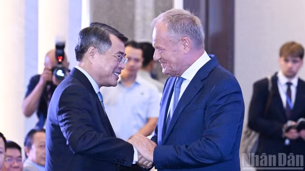 El primer ministro de Vietnam, Le Minh Hung, y su homólogo de Polonia, Donald Tusk.