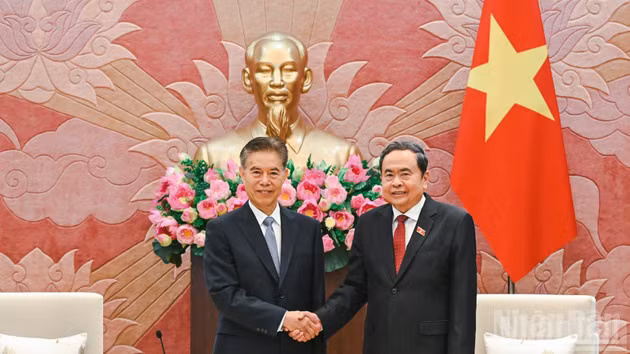 [Foto] Máximo legislador vietnamita recibe a funcionario de Asamblea Popular Nacional de China