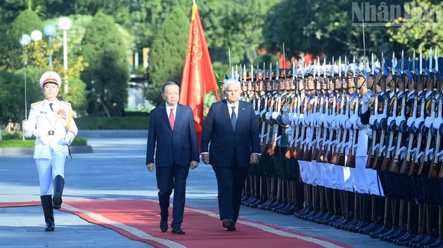 El secretario general del Partido Comunista y presidente de Vietnam, To Lam, y el presidente de Panamá, José Raúl Mulino, pasan revista a la guardia de honor del Ejército Popular de Vietnam.