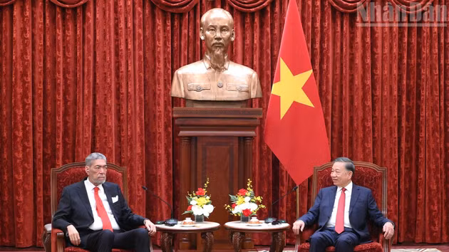 El secretario general del Partido Comunista y presidente de Vietnam, To Lam, conversa con el secretario general del Movimiento Izquierda Unida de República Dominicana, Miguel Mejía.