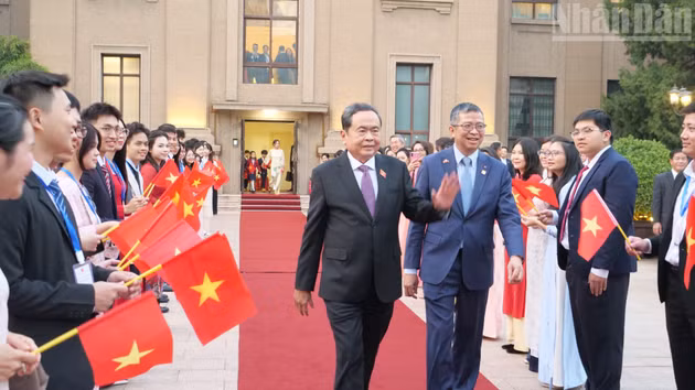 El presidente de la Asamblea Nacional de Vietnam, Tran Thanh Man, visita la embajada del país en China. 
