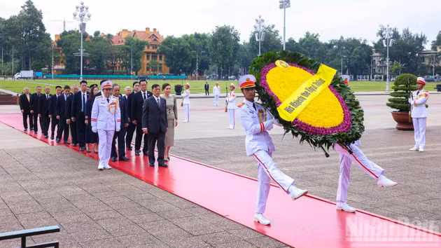 [Foto] Los Reyes de Tailandia rinden homenaje al Presidente Ho Chi Minh y combatientes caídos de Vietnam