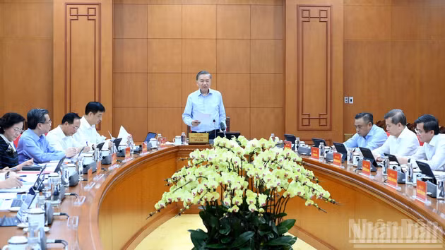 El secretario general del Partido Comunista y presidente de Vietnam, To Lam, interviene en la reunión.