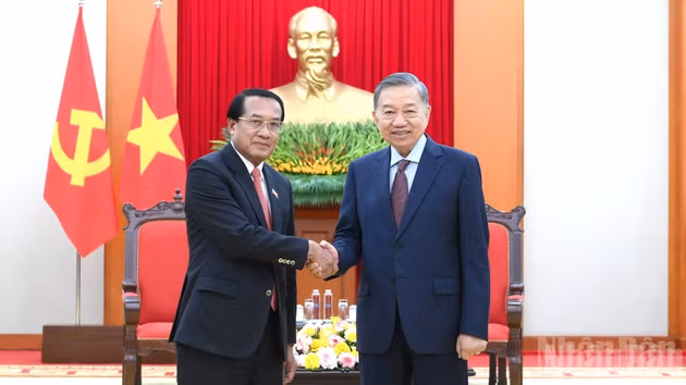 El secretario general del Partido Comunista y presidente de Vietnam, To Lam (derecha), recibe a Vanhxay Phongsavanh, miembro del Buró Político y secretario del Comité Central del Partido Popular Revolucionario de Laos, jefe de su Comisión de Inspección, inspector general del Estado y titular de la Comisión Anticorrupción Central.