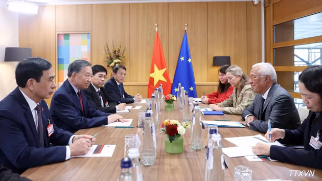 El secretario general del Partido Comunista y presidente de Vietnam, To Lam, sostiene una conversación a puerta cerrada con el presidente del Consejo Europeo, António Costa.