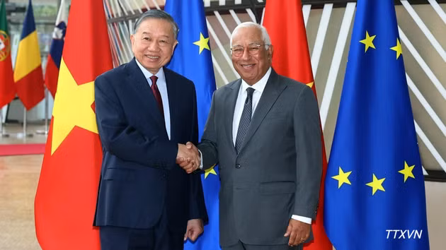 El presidente del Consejo Europeo, António Costa (derecha), recibe al secretario general del Partido Comunista y presidente de Vietnam, To Lam.