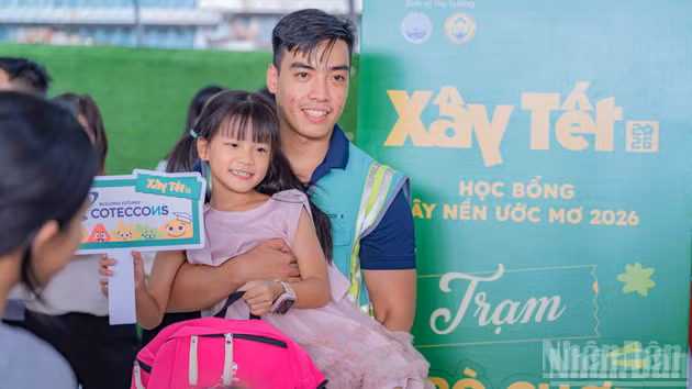 [Foto] Periódico Nhan Dan coordina programa de becas para alumnos en Da Nang