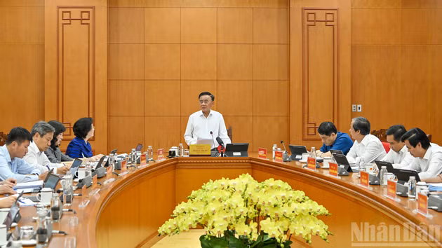 El integrante del Buró Político y miembro permanente del Secretariado del Comité Central del Partido Comunista de Vietnam, Tran Cam Tu, conduce la sesión de trabajo.