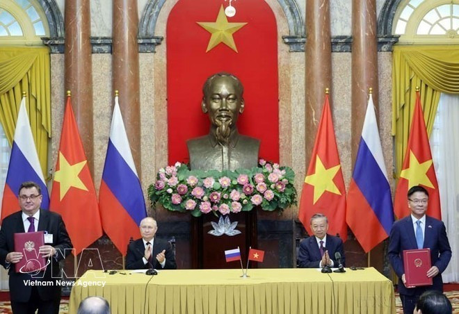 El presidente del Estado, To Lam, y el presidente Vladimir Putin presencian el intercambio de documentos de cooperación entre Vietnam y Rusia en Hanói el 20 de junio de 2024. (Foto: VNA)