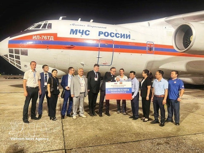 Un vuelo especial de Rusia, que transportaba 35 toneladas de ayuda humanitaria para apoyar al pueblo vietnamita en la superación de las consecuencias del tifón Yagi, llegó al Aeropuerto Internacional de Noi Bai en Hanói la noche del 20 de septiembre de 2024. (Foto: VNA)