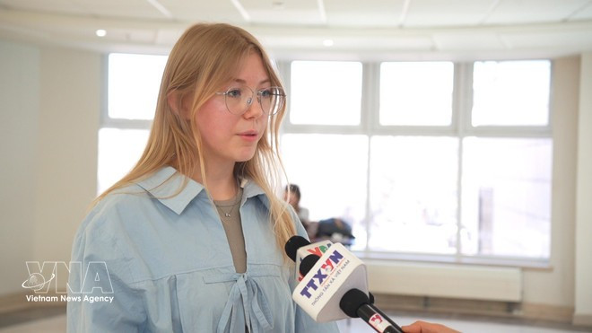 Alla, estudiante de la Universidad Estatal Lingüística de Moscú, ganó un premio de traducción rápida. (Foto: VNA)