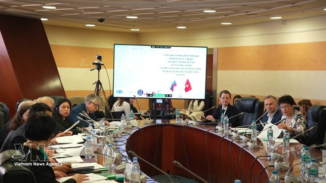 El jurado evalúa los trabajos. (Foto: VNA)