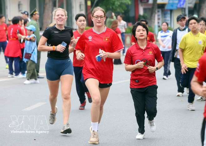 Turistas extranjeros participan en la carrera. (Foto: VNA)