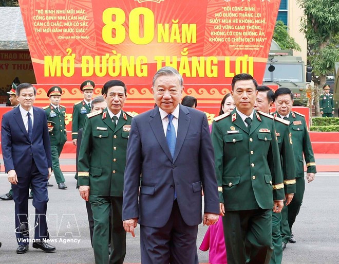 El secretario general del PCV, To Lam, asiste a la ceremonia conmemorativa por el 80º aniversario de la fundación del Cuerpo de Ingenieros Militares. (Foto: VNA)